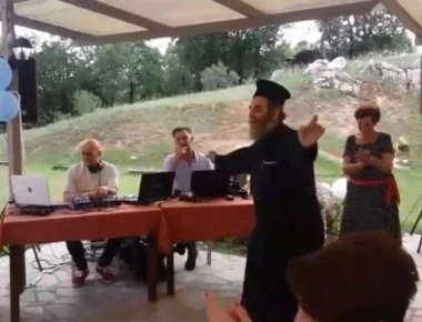 Viral ο Ιερέας που χορεύει «Εδώ παπάς εκεί παπάς»! (βίντεο)